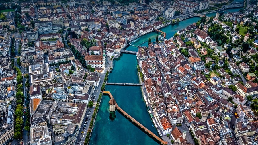 瑞士卢塞恩罗伊斯河上教堂桥鸟瞰图、Aerial view of Chapel Bridge over the river Reuss in Lucerne、 Switzerl┱and┱
