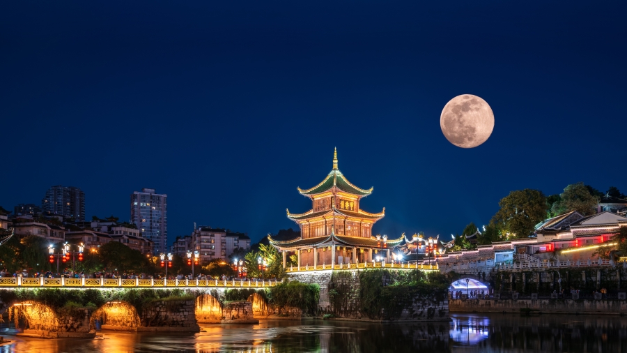 满月下的甲秀楼、中国贵州省贵阳市 